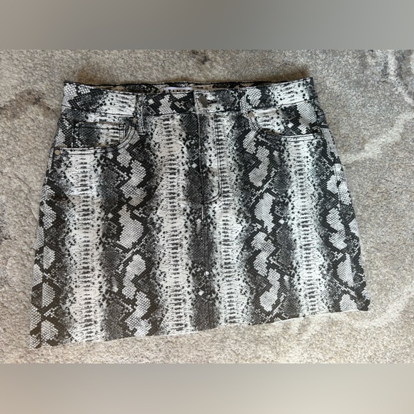 Snake print mini skirt - Picture 2 of 4